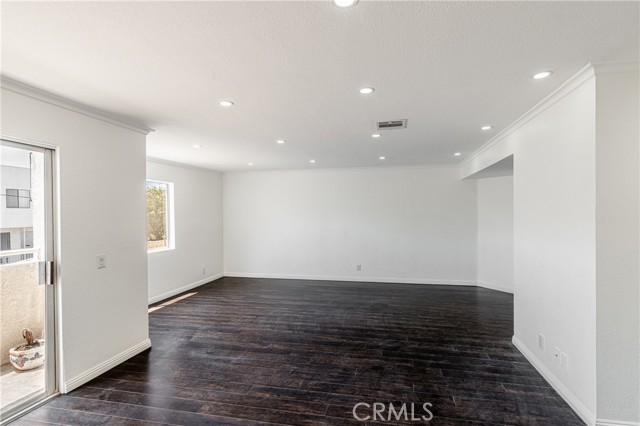 Detail Gallery Image 4 of 24 For 2310 N Fairview St #208,  Burbank,  CA 91504 - 2 Beds | 3 Baths
