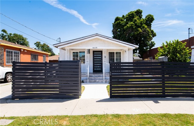 Detail Gallery Image 2 of 26 For 9608 Beach St, Los Angeles,  CA 90002 - 3 Beds | 1 Baths