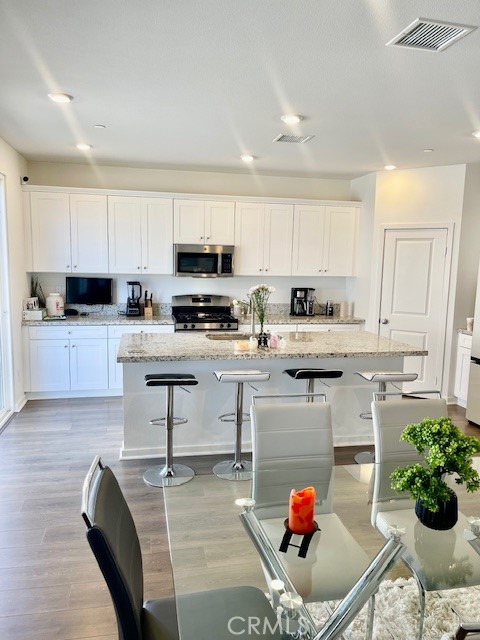 Detail Gallery Image 4 of 28 For 29145 Venice Pl, Winchester,  CA 92596 - 4 Beds | 3 Baths