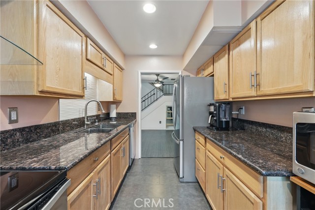 Detail Gallery Image 12 of 47 For 8121 Canby Ave #4,  Reseda,  CA 91335 - 3 Beds | 3 Baths