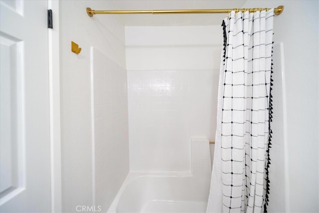 https://media.crmls.org/medias/439f4699-db68-458f-84a0-295c4f6eb1fb.jpg?preset=X-Large