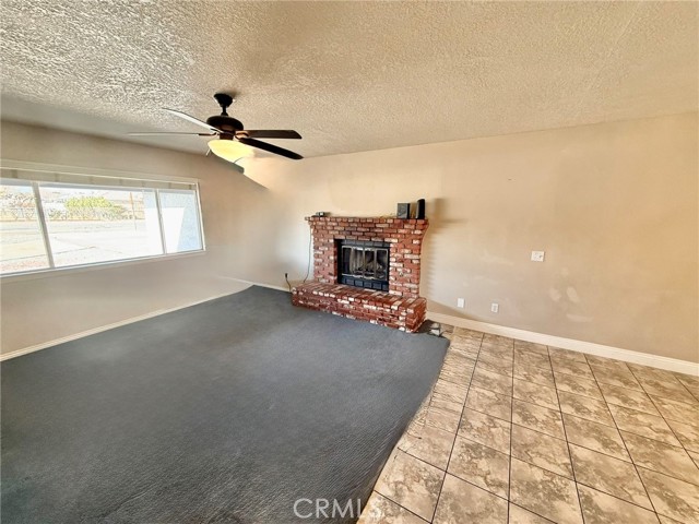 7795 Oakwood Avenue, Hesperia CA: https://media.crmls.org/medias/439fee30-0cbf-44ae-b748-ee9b541f01f6.jpg