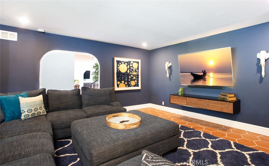 MLS #OC25228321 image #5