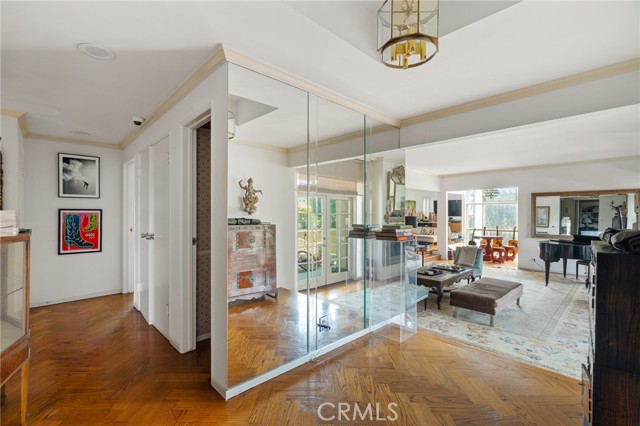 Detail Gallery Image 4 of 43 For 370 S Elm #2,  Beverly Hills,  CA 90212 - 2 Beds | 2/1 Baths