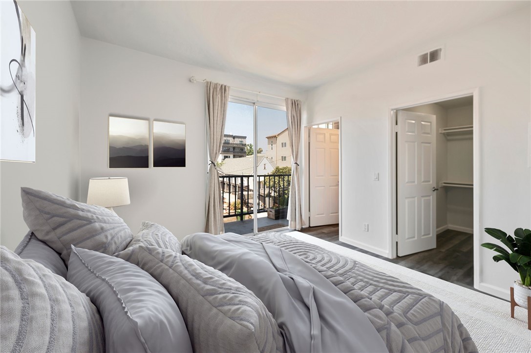 Detail Gallery Image 9 of 21 For 5051 Rosewood Ave #205,  Los Angeles,  CA 90004 - 2 Beds | 2 Baths