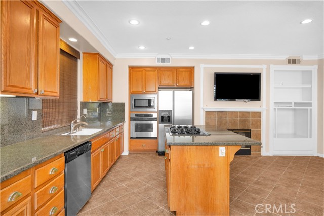 Detail Gallery Image 6 of 31 For 16826 Pembrook Ln, Huntington Beach,  CA 92649 - 4 Beds | 3 Baths
