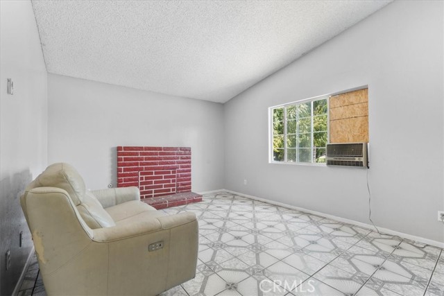 544 N Loretta Street, Rialto CA: https://media.crmls.org/medias/43a85f82-4eeb-4cf8-b49d-5774c3280447.jpg