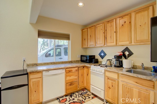 32557 Pine Cone Ct A&B, Running Springs CA: https://media.crmls.org/medias/43b4d6fb-12e8-4994-a183-db120d667a6f.jpg