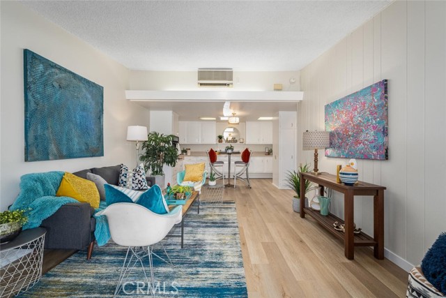 13061 Oak Hills Drive, Seal Beach CA: https://media.crmls.org/medias/43b50f21-f677-4ca8-87ac-3993ebd1902f.jpg