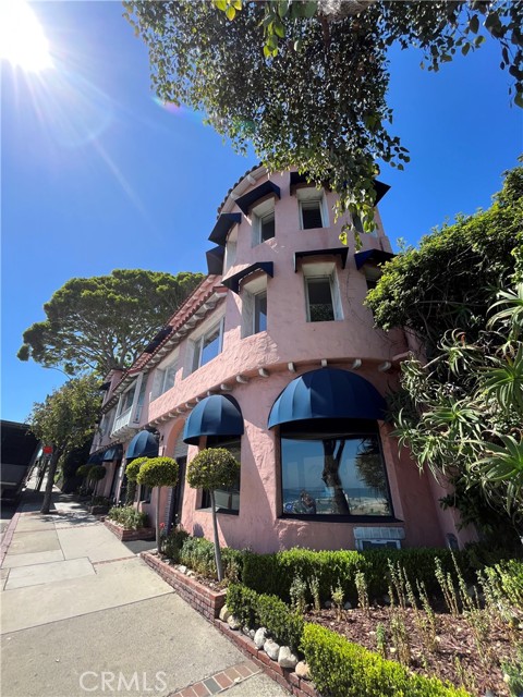 212 N Coast Highway, Laguna Beach CA: https://media.crmls.org/medias/43b766bd-1b0c-44ad-b378-41b8300b1ae2.jpg