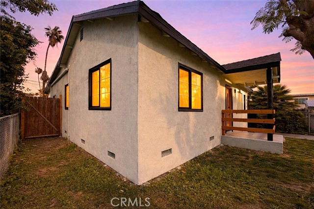 Detail Gallery Image 4 of 42 For 1327 W 97th Street, Los Angeles,  CA 90044 - 3 Beds | 2 Baths