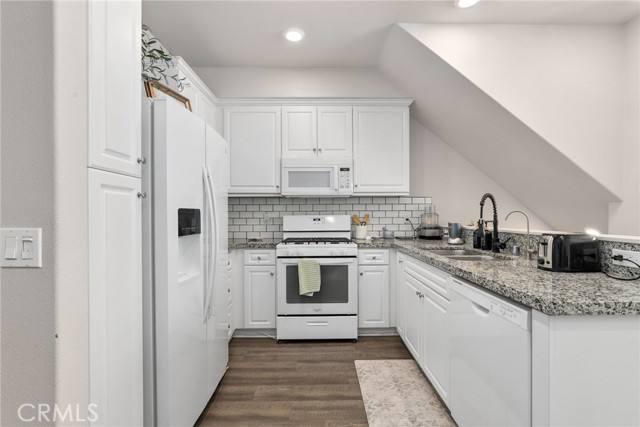 Detail Gallery Image 9 of 28 For 14104 W Birch Ln, Van Nuys,  CA 91405 - 3 Beds | 3 Baths