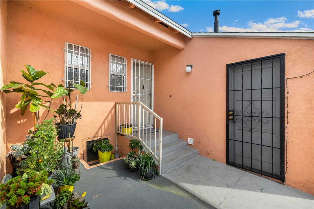 525 119th Street, Los Angeles, California 90044, 6 Bedrooms Bedrooms, ,3 BathroomsBathrooms,Single Family Residence,For Sale,119th,IG24146916