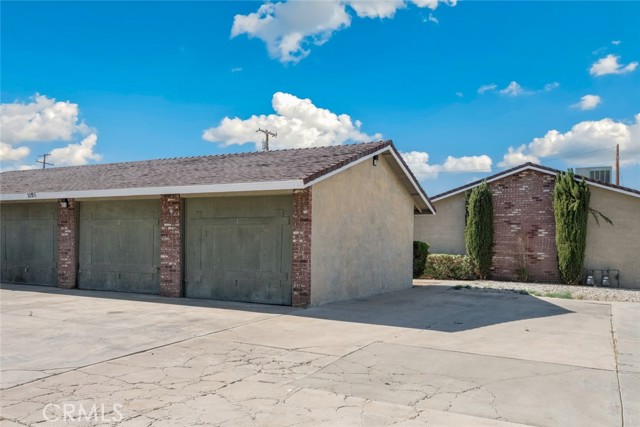 20705 Thunderbird Road, Apple Valley CA: https://media.crmls.org/medias/43baca17-0ffd-4708-821c-d29de04d9dc8.jpg