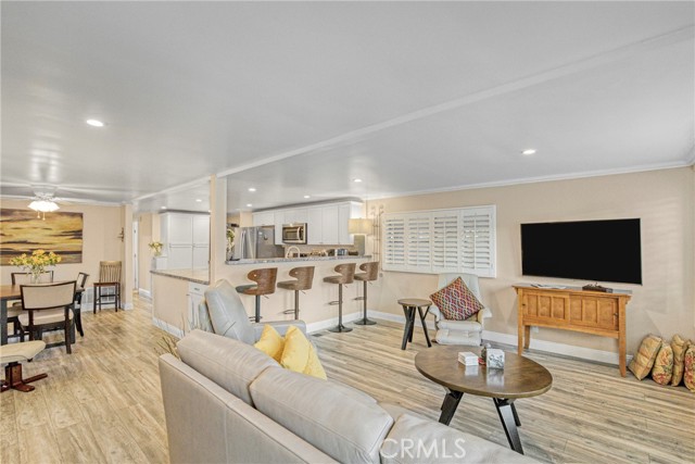 4201 Topanga Canyon Blvd, Woodland Hills CA: https://media.crmls.org/medias/43bb6429-5cf0-43c4-b746-43c54b703ff9.jpg