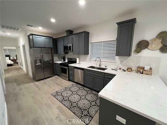 Detail Gallery Image 3 of 35 For 22050 Hart St, Canoga Park,  CA 91303 - 3 Beds | 3 Baths