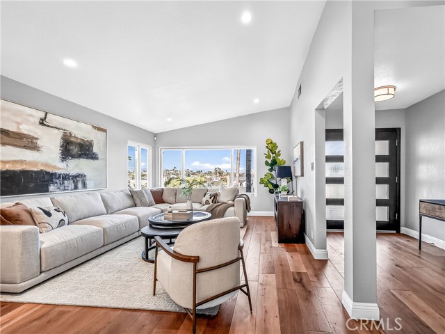 Detail Gallery Image 3 of 37 For 7313 S Earldom Avenue, Playa Del Rey,  CA 90293 - 5 Beds | 4 Baths