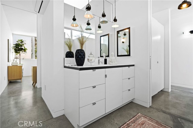 1121 Abbot Kinney Boulevard, Venice CA: https://media.crmls.org/medias/43cc16e2-9a91-43e8-b888-25a5e55a36ed.jpg