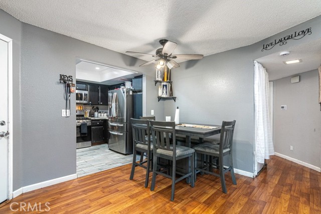 Detail Gallery Image 4 of 25 For 4201 W 5th St #202,  Santa Ana,  CA 92703 - 2 Beds | 1 Baths