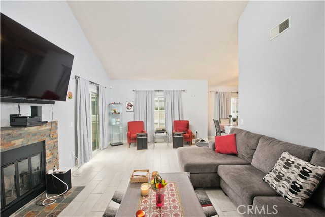 Detail Gallery Image 4 of 17 For 31321 the Old #G,  Castaic,  CA 91384 - 2 Beds | 1 Baths