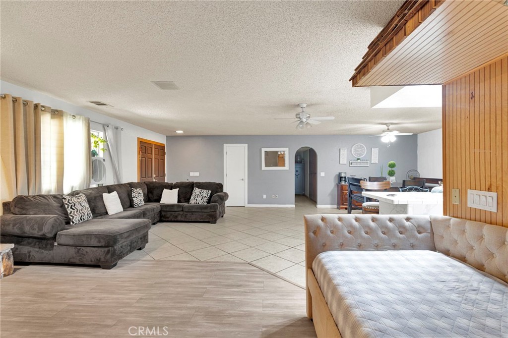 https://media.crmls.org/medias/43cf3e5e-a38d-4947-9bdc-e4a433658adf.jpg?preset=X-Large
