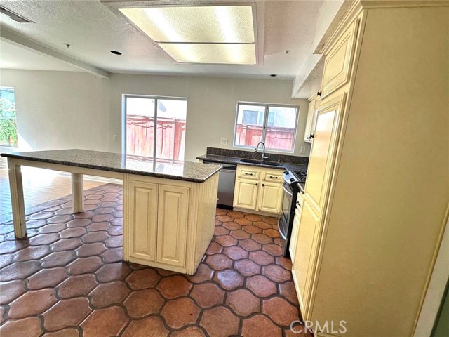Detail Gallery Image 6 of 14 For 8042 San Tropez Ct, Fontana,  CA 92336 - 4 Beds | 2/1 Baths