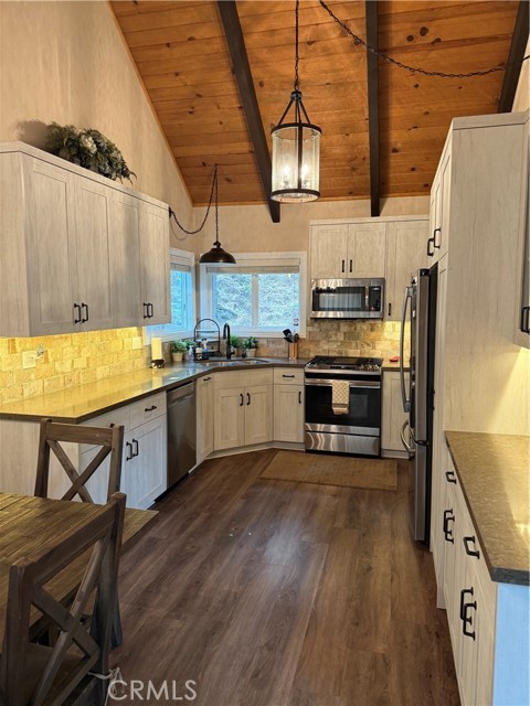 Detail Gallery Image 5 of 7 For 27334 Pinewood Dr, Lake Arrowhead,  CA 92352 - 3 Beds | 2 Baths