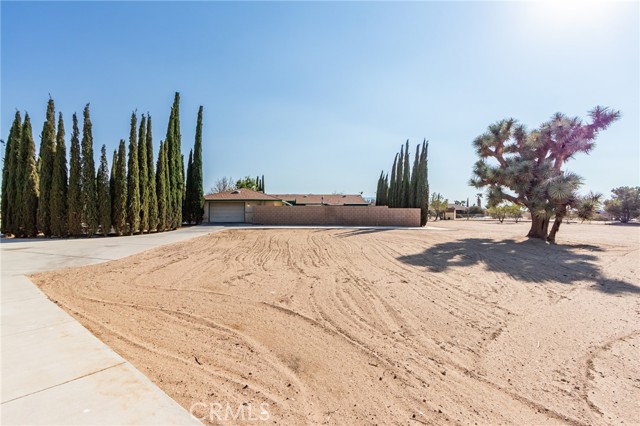 10731 Anaconda Avenue, Oak Hills CA: https://media.crmls.org/medias/43d57fd3-29cc-4d4b-9292-df57e1a85e7e.jpg