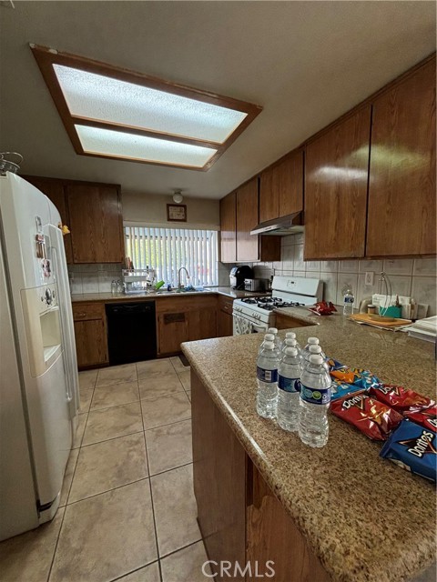 Detail Gallery Image 3 of 10 For 8465 Reseda Ave, Fontana,  CA 92335 - 3 Beds | 2 Baths