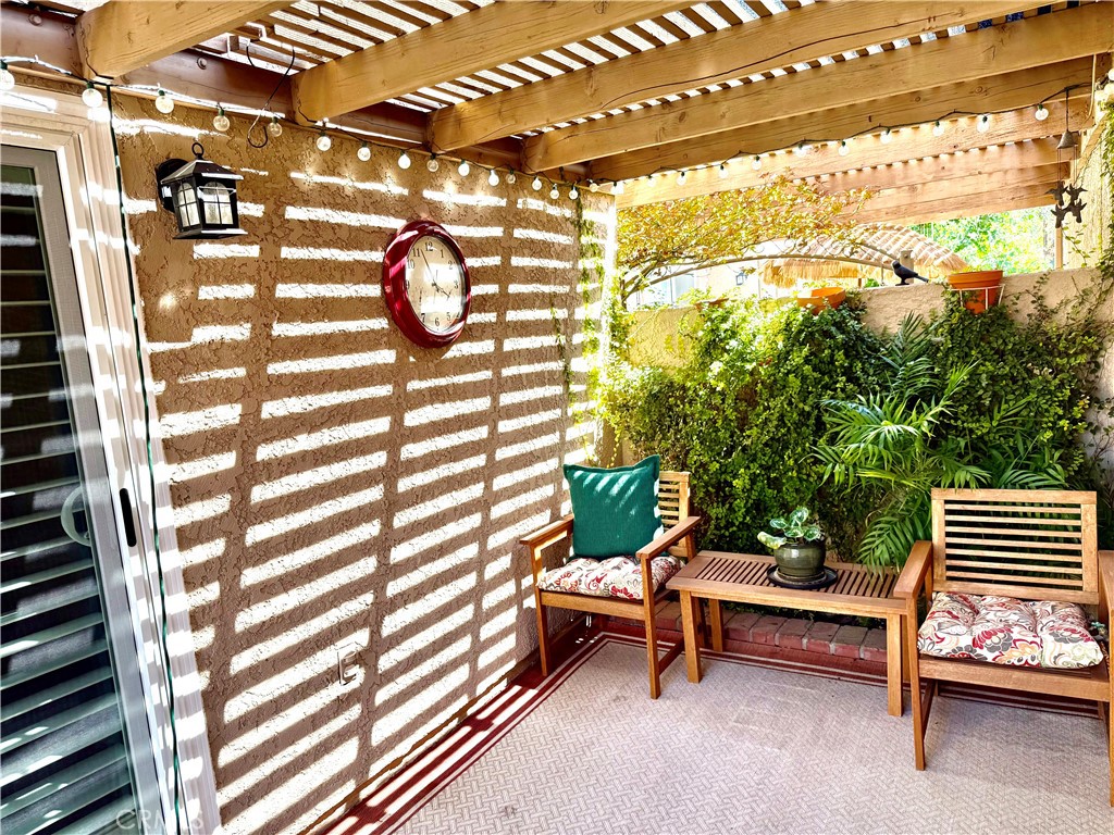 https://media.crmls.org/medias/43d952c4-88c0-4d58-a8af-fa5f5b912a2a.jpg?preset=X-Large