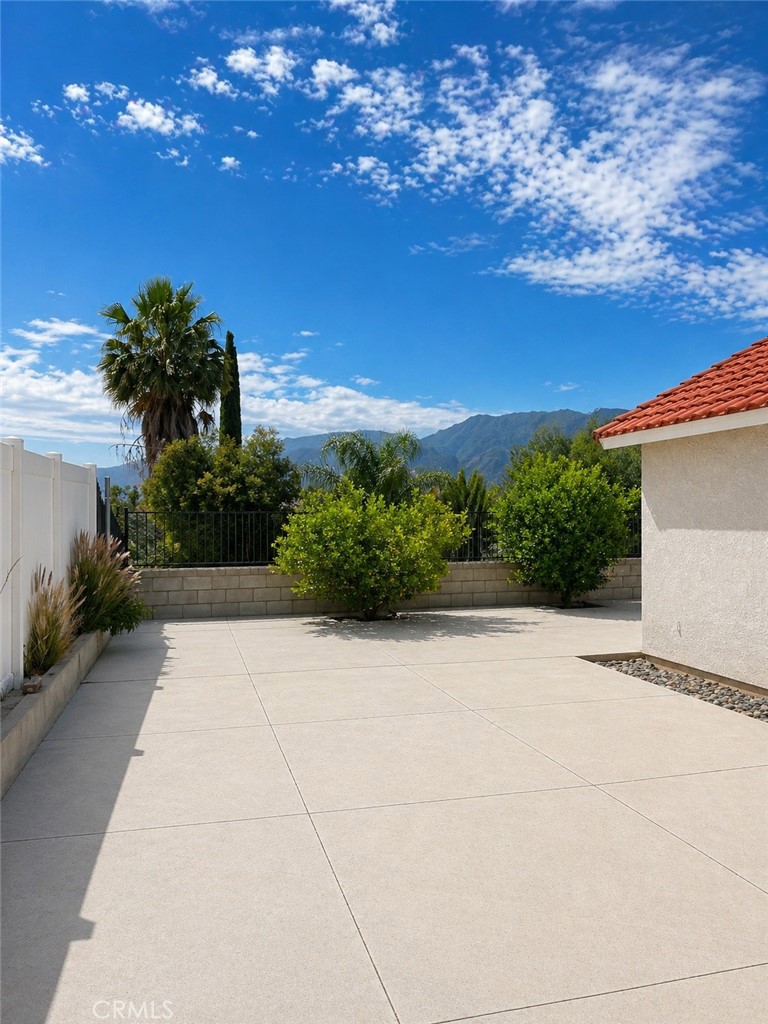 https://media.crmls.org/medias/43d9c67c-8a4a-4f99-84a3-530d31b4069b.jpg?preset=X-Large