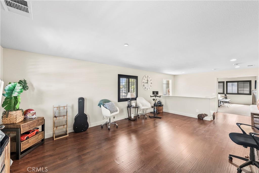 https://media.crmls.org/medias/43db8329-43ec-4e63-a360-6b04560a4870.jpg?preset=X-Large