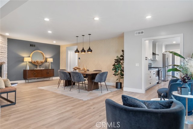 Detail Gallery Image 11 of 40 For 7316 Colbath, Van Nuys,  CA 91405 - 3 Beds | 3 Baths