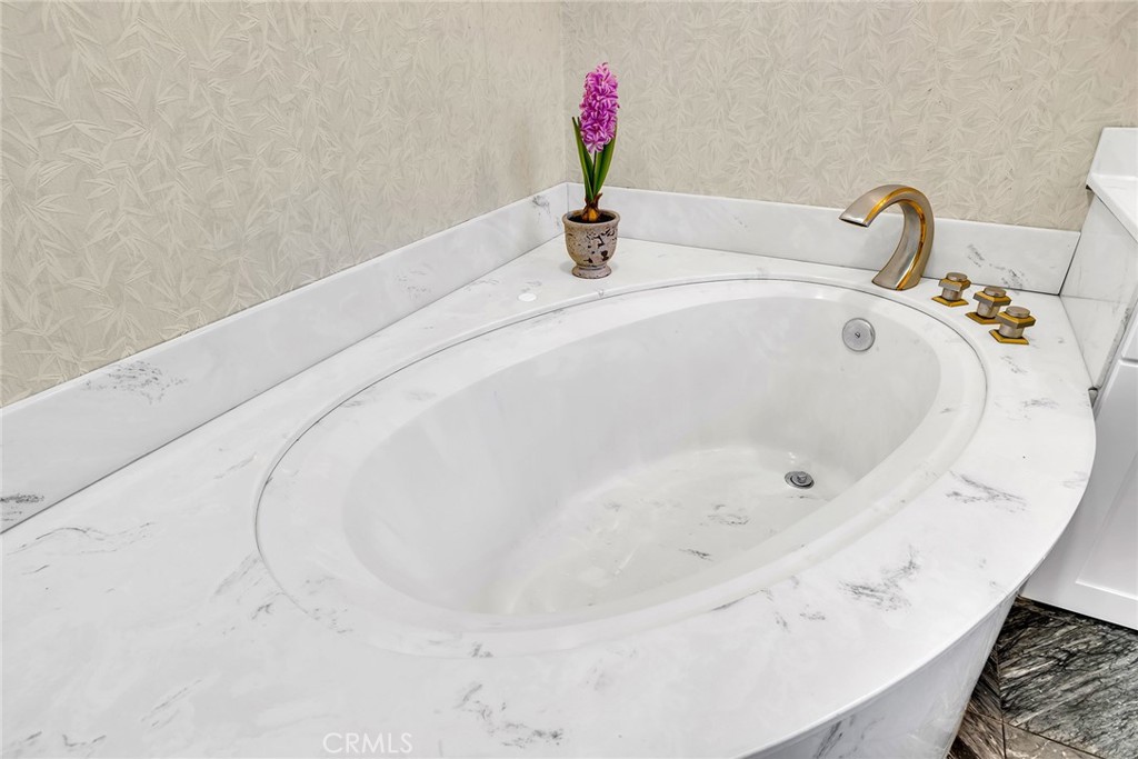 https://media.crmls.org/medias/43e69ec4-4497-40eb-abd4-7a99a81aca92.jpg?preset=X-Large