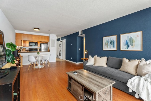 Detail Gallery Image 1 of 42 For 1100 Euclid Ave #108,  Long Beach,  CA 90804 - 2 Beds | 2 Baths