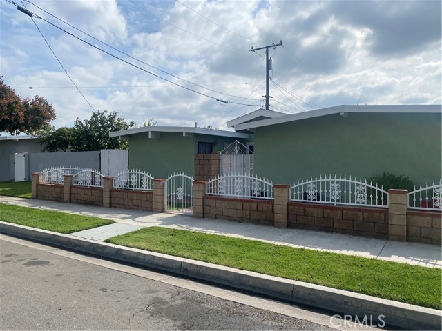 Detail Gallery Image 2 of 22 For 2030 W Dogwood, Anaheim,  CA 92801 - 6 Beds | 3 Baths