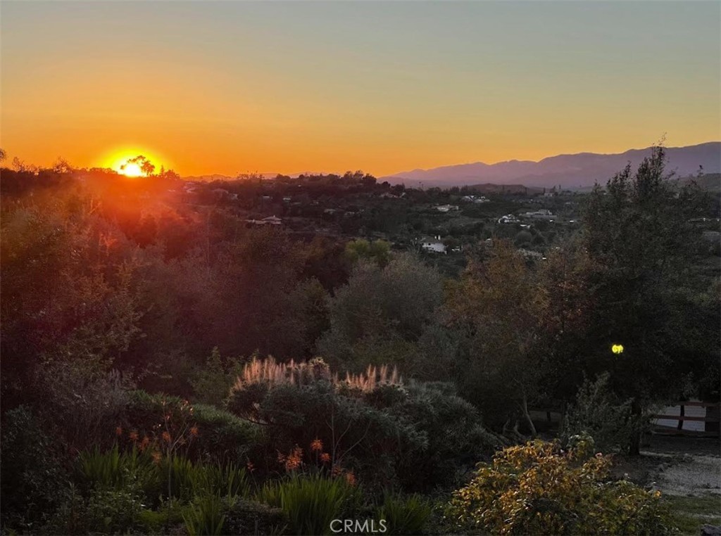 https://media.crmls.org/medias/43e8f5c0-8e5f-4e25-aee6-f5c14b75133f.jpg?preset=X-Large