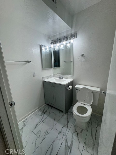 5484 Dobbs Street, Los Angeles CA: https://media.crmls.org/medias/43ef2af4-07e2-4853-9bf2-e7aa0116208d.jpg