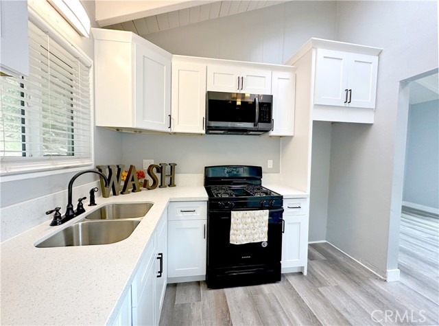 Detail Gallery Image 9 of 49 For 726 Golden, Lake Arrowhead,  CA 92352 - 4 Beds | 2 Baths