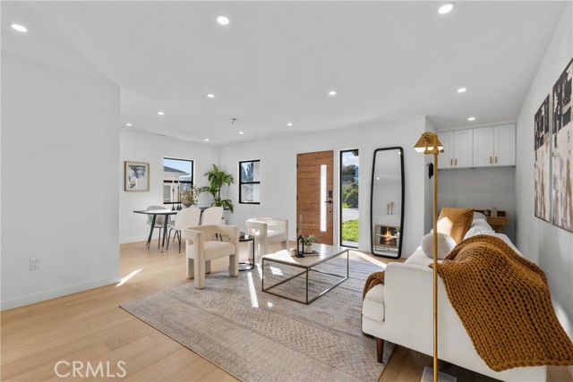 Detail Gallery Image 6 of 23 For 1724 S Fairfax, Los Angeles,  CA 90019 - 3 Beds | 2 Baths