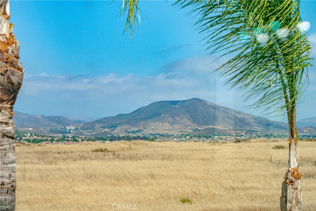 https://media.crmls.org/medias/43f2bcaa-f4c4-4b29-a65a-93f3a2b98076.jpg?preset=X-Large