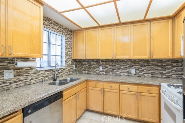 Detail Gallery Image 9 of 20 For 4543 Willis Ave #105,  Sherman Oaks,  CA 91403 - 2 Beds | 2 Baths