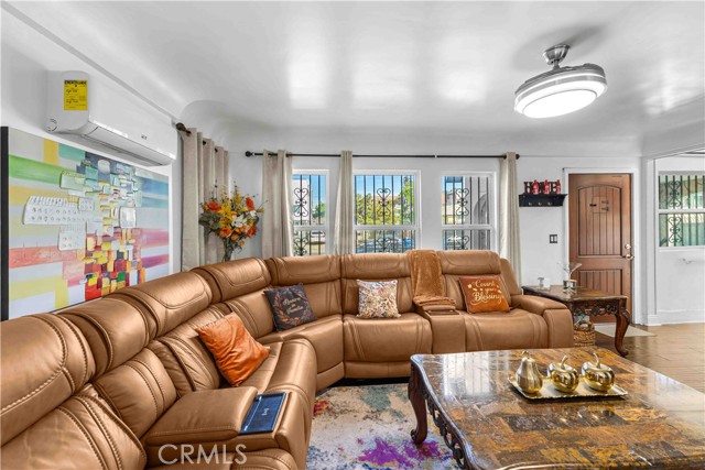 Detail Gallery Image 8 of 36 For 512 W 41st Pl, Los Angeles,  CA 90037 - 4 Beds | 2 Baths