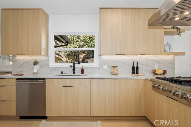 Detail Gallery Image 14 of 47 For 23856 Aetna, Woodland Hills,  CA 91367 - 4 Beds | 3 Baths