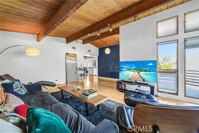 Detail Gallery Image 5 of 27 For 3830 Buena Park Dr, Studio City,  CA 91604 - 3 Beds | 3 Baths