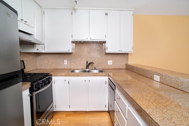 Detail Gallery Image 3 of 19 For 1940 N Highland, Los Angeles,  CA 90068 - 2 Beds | 2 Baths