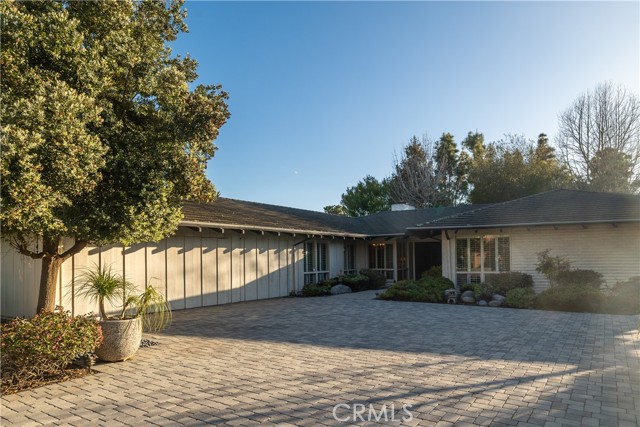 With the mid-century inspired design featuring clean contemporary lines, walls of glass through the living spaces to bring nature inside.