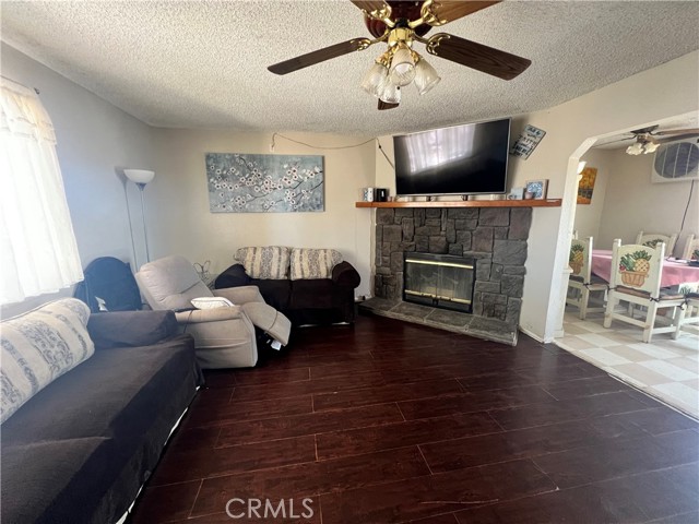 9660 Peach Avenue, California City CA: https://media.crmls.org/medias/44030e78-bf1d-494f-9e23-b28984bb425d.jpg