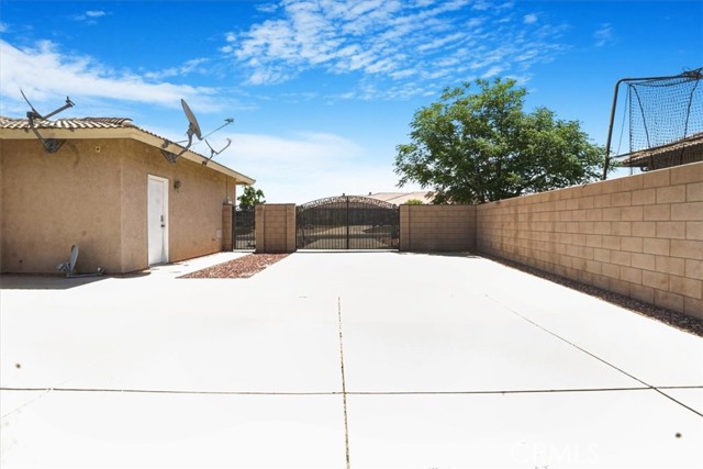 6940 Oak Vista Lane, Oak Hills CA: https://media.crmls.org/medias/4403886e-be5f-40de-840b-0f818f92b41d.jpg
