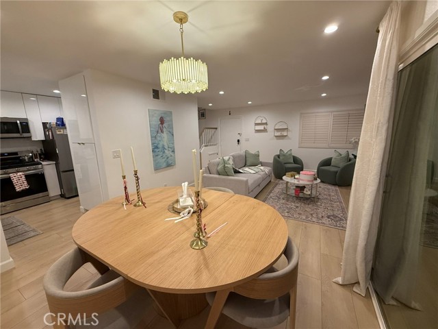 Detail Gallery Image 24 of 27 For 22139 Burbank, Woodland Hills,  CA 91367 - 2 Beds | 2 Baths